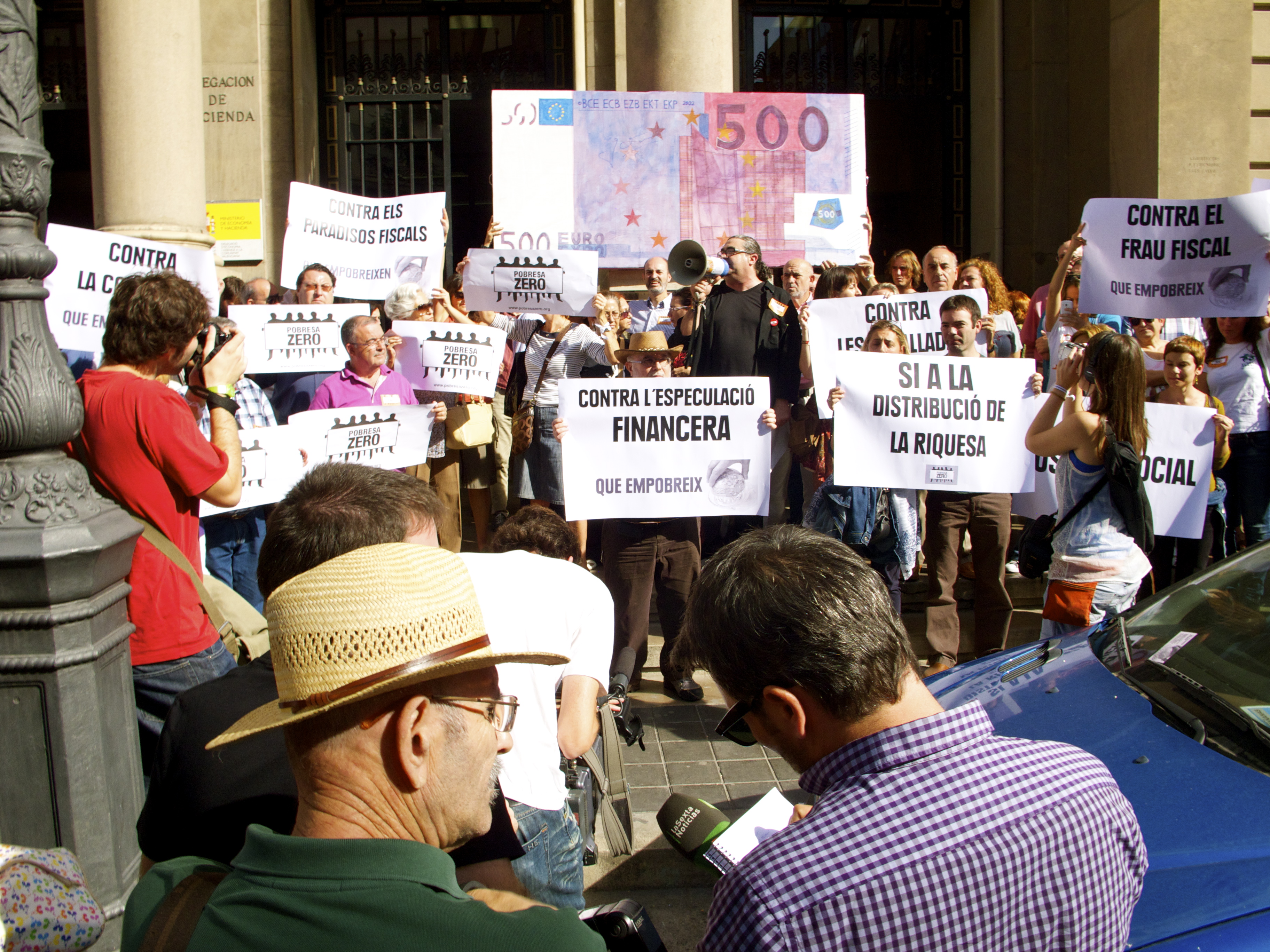 La Xarxa EAPN CV en la concentración de Pobresa Zero frente a la Delegación de Hacienda en Valencia contra el fraude fiscal y la riqueza que empobrece. El #17O 