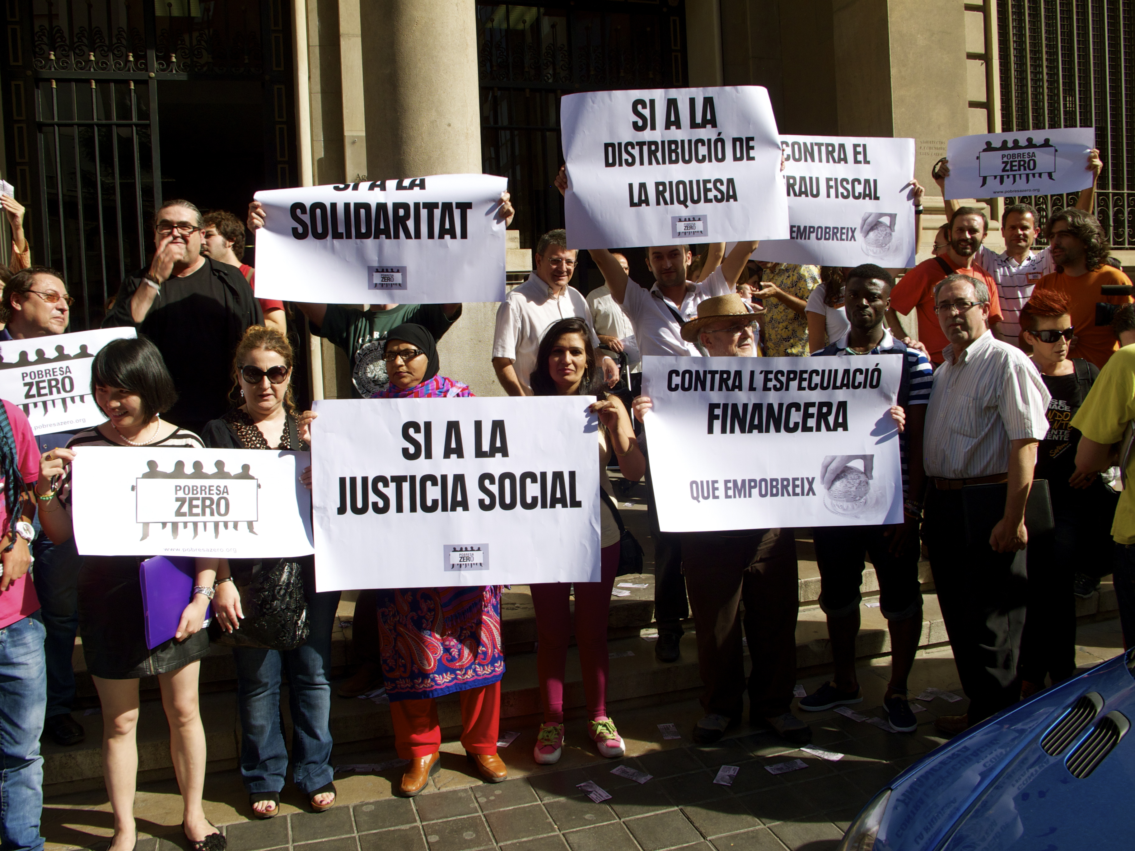 La Xarxa EAPN CV en la concentración de Pobresa Zero frente a la Delegación de Hacienda en Valencia contra el fraude fiscal y la riqueza que empobrece. El #17O 